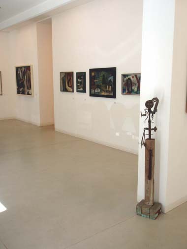 Klee-Schüler — Skulptur Hubert Berke und rechts eine Wand mit Werken von August Preuße