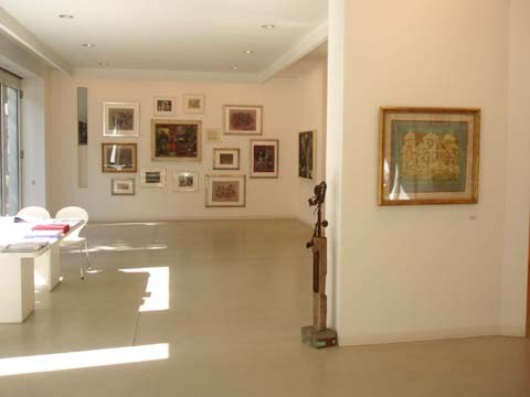 Klee-Schüler — Vorne eine Skulptur von Hubert Berke und rechts ein Werk von Petra Petitpierre - im Hintergrund eine Wand mit Werken von Hubert Berke