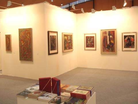 Klee-Schüler — Links 2 Werke von Petra Petitpierre rechts Werken von Hubert Berke - im Vordergrund die erschienen Bücher zu der Ausstellung siehe Katalog